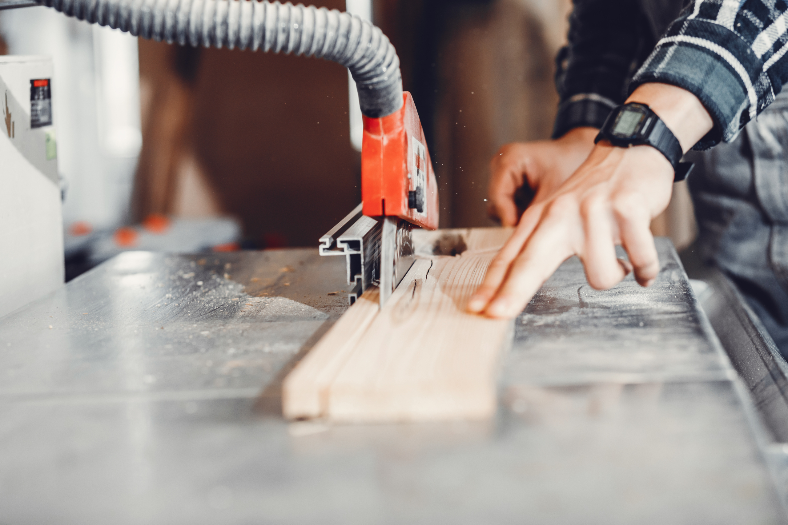 artigiano rifinisce una tavola di legno al banco da lavoro
