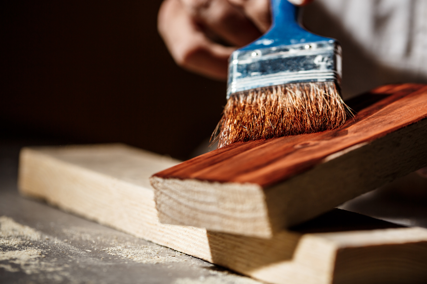 mano del falegname che dà lucido al legno